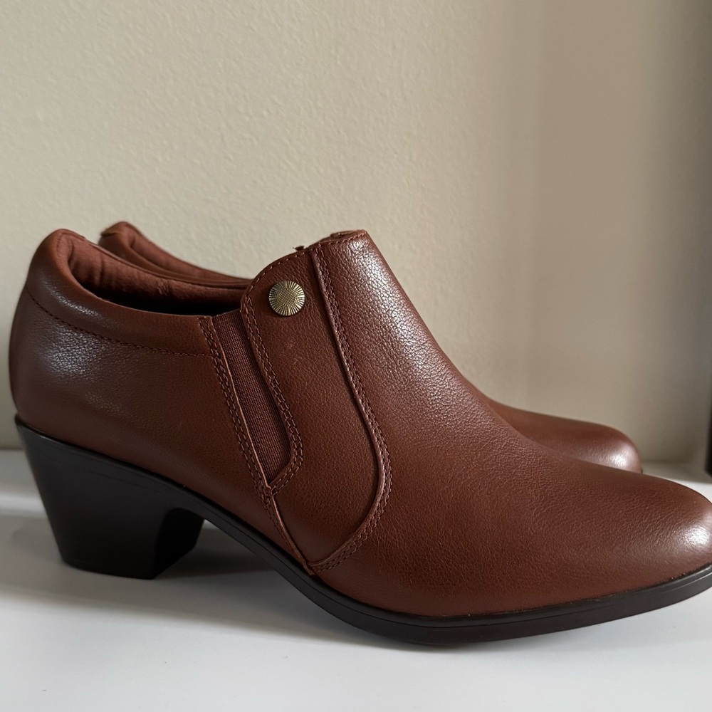 Clarks Emily Reyna Bootie Women's Cushioned Slip On Brown Leather Shoe 9M New